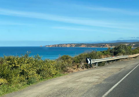 Bells Beach Spacious 2-Acre 5BR Retreat - With Hot Tub - Accommodation Newcastle 0