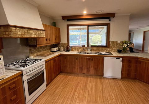 Bells Beach Spacious 2-Acre 5BR Retreat - With Hot Tub - Accommodation Newcastle 4
