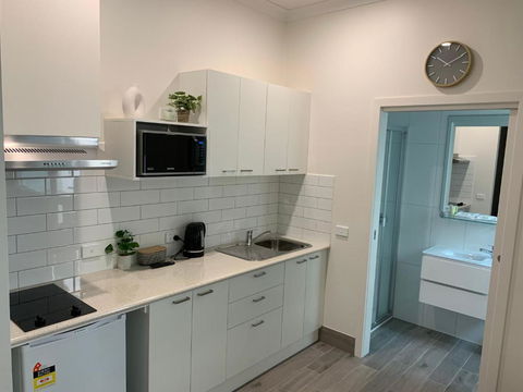 BENDIGO HIGH ST APARTMENTS With KING BED-COURTYARD-KITCHEN-REFURBISHED 2022 - Accommodation Newcastle 4