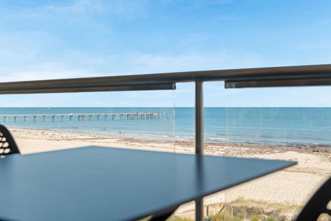 Belle Escapes - Sunset Views At The Bay - Accommodation Newcastle 1