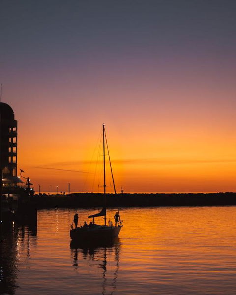 Belle Escapes - Sunset Views At The Bay - Accommodation Newcastle 4