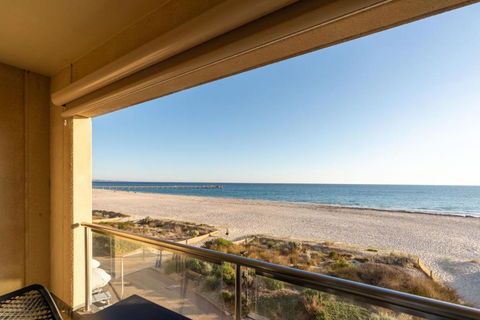 Belle Escapes - Sunset Views At The Bay - Accommodation Newcastle 2
