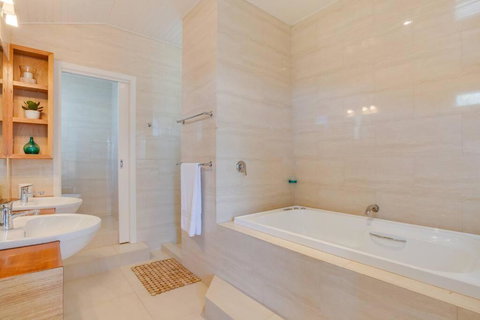 BLAIRGOWRIE OCEAN BLISS..has It All - Accommodation Newcastle 4