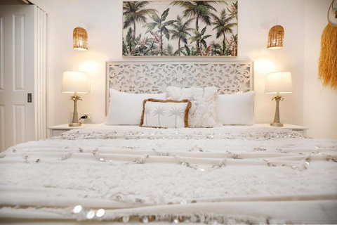 BOHO Bliss In The Best Position In Town, King Bed, 2 Pools, Free WIFI And Undercover Parking - Accommodation Newcastle 2