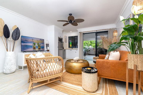 BOHO Bliss In The Best Position In Town, King Bed, 2 Pools, Free WIFI And Undercover Parking - Accommodation Newcastle 4