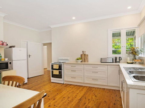 Canary Cottage - Accommodation Newcastle 3