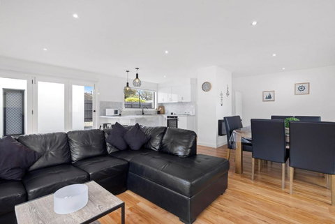 Casa Bianca - Accommodation Newcastle 4