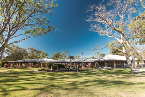 CATALINA Lake-front RETREAT - Accommodation Newcastle 1