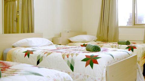 CATALINA Lake-front RETREAT - Accommodation Newcastle 3
