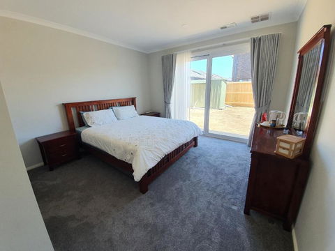Charm Villa - Accommodation Newcastle 0