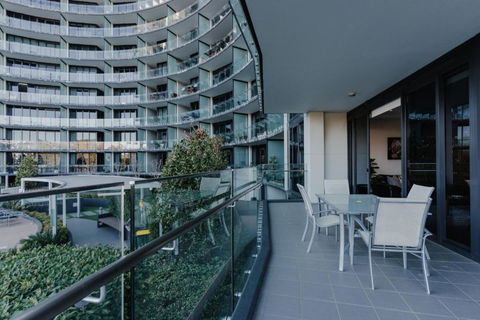 Central Located 2-Bed With Pool, Gym & Parking - Accommodation Newcastle 1