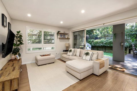 Chic 2-Bed Dee Why Haven With Backyard & BBQ - Accommodation Newcastle 0