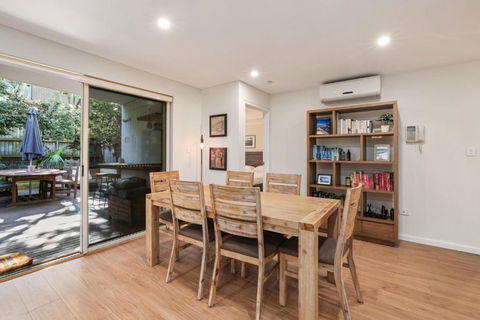 Chic 2-Bed Dee Why Haven With Backyard & BBQ - Accommodation Newcastle 2