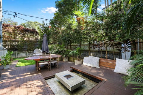 Chic 2-Bed Dee Why Haven With Backyard & BBQ - Accommodation Newcastle 4