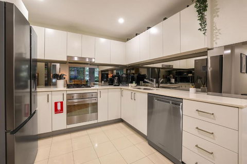 Chic 2-Bed Dee Why Haven With Backyard & BBQ - Accommodation Newcastle 3