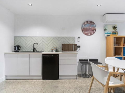 Chic Beach Studio - Accommodation Newcastle 1