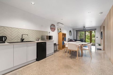 Chic Beach Studio - Accommodation Newcastle 4