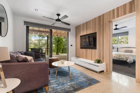 Chic Beach Studio - Accommodation Newcastle 0