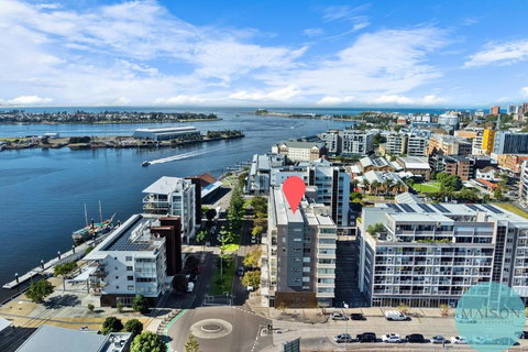 Chic Honeysuckle Apartment - Accommodation Newcastle 2