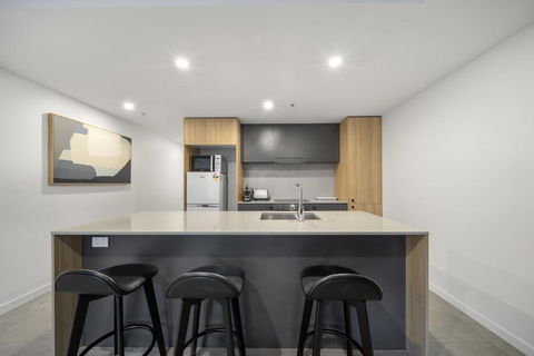 Chic Inner-City 2-Bed Abode With Pool Gym & Sauna - Accommodation Newcastle 3