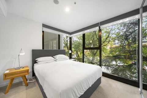 Chic Inner-City 2-Bed Abode With Pool Gym & Sauna - Accommodation Newcastle 4