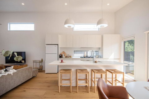 Chic Seaside Gem - Accommodation Newcastle 2