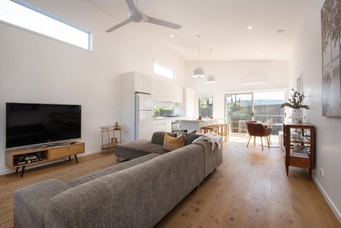 Chic Seaside Gem - Accommodation Newcastle 1