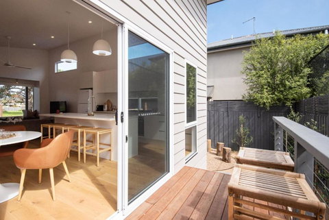 Chic Seaside Gem - Accommodation Newcastle 3