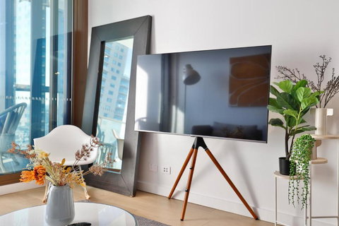 Chic Zenith Retreat -Vista, Skylight, Parking - Accommodation Newcastle 1