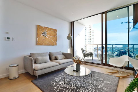 Chic Zenith Retreat -Vista, Skylight, Parking - Accommodation Newcastle 0