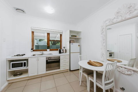 Claret On Douro - Accommodation Newcastle 3