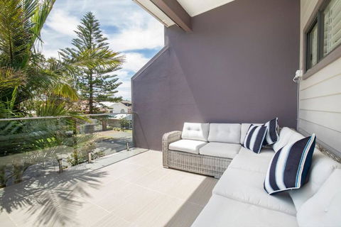 Clifftop On Cowlishaw - A Redhead Beach Retreat - Accommodation Newcastle 2