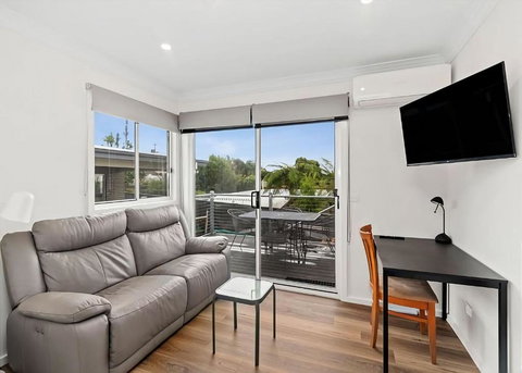 Cloud 9 At Batehaven - Accommodation Newcastle 3
