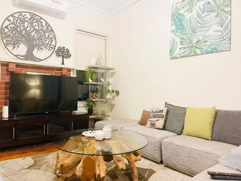 D108 Fantastic Sun Crescent Gathering - Accommodation Newcastle 4