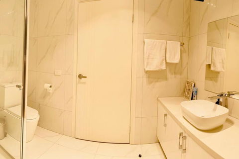 D121 Fabulous Marsh Stay - Accommodation Newcastle 2