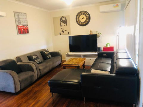 D122 Lovely London Home - Accommodation Newcastle 2