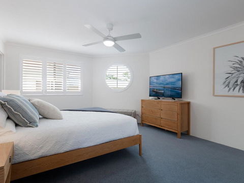 3 'Pelican Sands', 83 Soldiers Point Rd - Stunning Waterfront Unit With Magical Water Views & Air Conditioning - Accommodation Newcastle 1