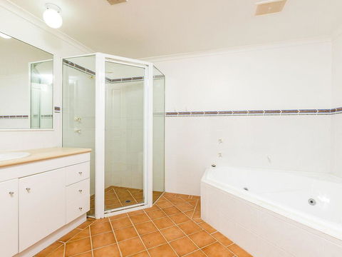 3 'Peninsula Waters', 2-4 Soldiers Point Rd - Beautiful Air Conditioned Unit With Pool, Lift & WIFI - Accommodation Newcastle 1