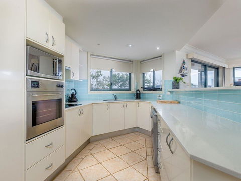 3 'Peninsula Waters', 2-4 Soldiers Point Rd - Beautiful Air Conditioned Unit With Pool, Lift & WIFI - Accommodation Newcastle 3