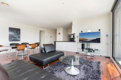 3-Bed Apartment With Parking Near Parks And Dining - Accommodation Newcastle 0