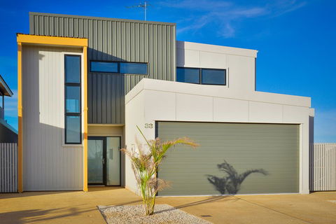 33 Inggarda Lane - PRIVATE JETTY & SPA - Accommodation Newcastle 1
