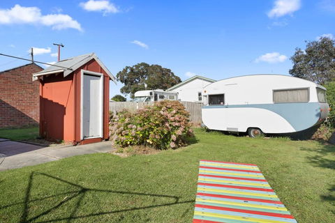 4 MONTROSE AVE - Retro Home In The Heart Of Town - Accommodation Newcastle 3