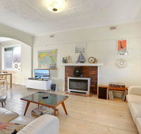 4 MONTROSE AVE - retro home in the heart of town - Accommodation Newcastle