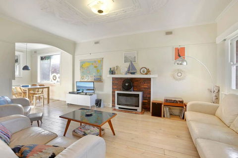 4 MONTROSE AVE - Retro Home In The Heart Of Town - Accommodation Newcastle 0
