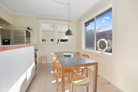 4 MONTROSE AVE - Retro Home In The Heart Of Town - Accommodation Newcastle 2