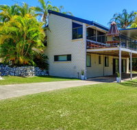 40 Rumbalara Avenue - Rainbow Beach Entertain on the spacious verandah overlooking beautiful Rainbow Beach