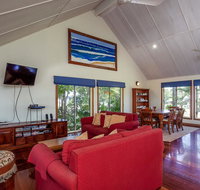 6 Ilmenite Avenue - Coastal beach shack within walking distance to patrolled beach and CBD