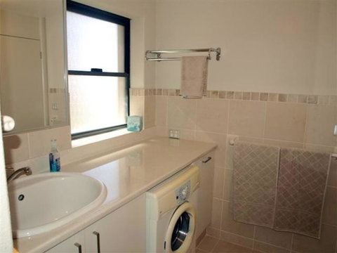 @BLUEYS - Accommodation Newcastle 3