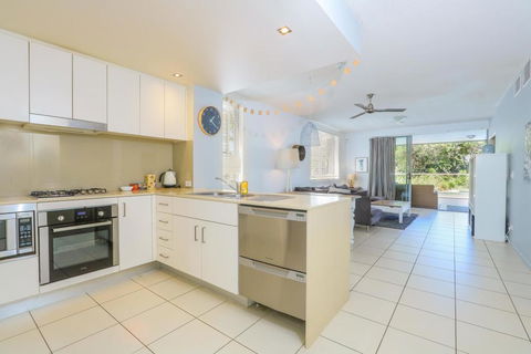 A Deluxe Swim Up - Drift Apartments South - Accommodation Newcastle 2