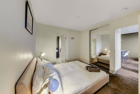 A Modern 2BR CBD Apt, City Views, FREE Parking - Accommodation Newcastle 2